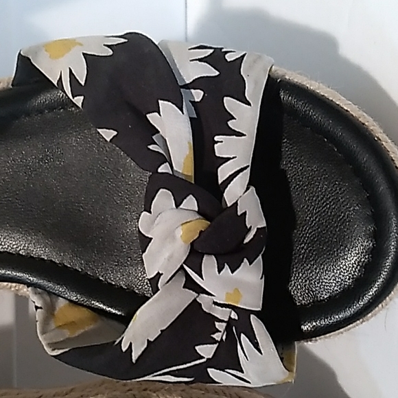 Cute Canvas Daisey Print Shoes with Velcro Close - Picture 8 of 9